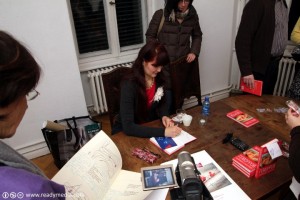 Marina Orgazmus signiert ihr Buch